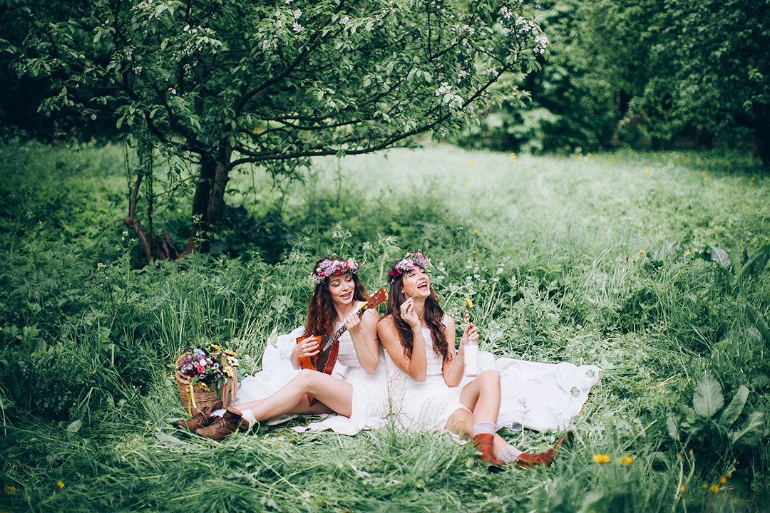 Фото подруги с голыми сиськами в цветах