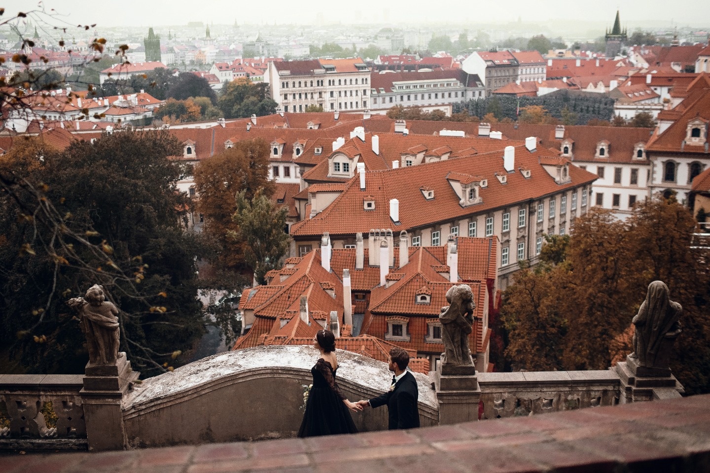 Средневековая Прага в черно-золотых тонах: свадебная фотосессия