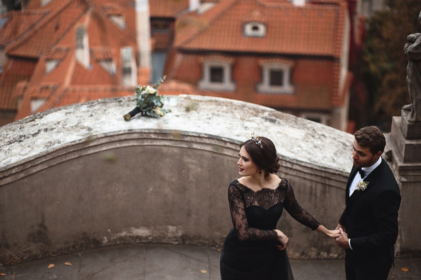 Средневековая Прага в черно-золотых тонах: свадебная фотосессия