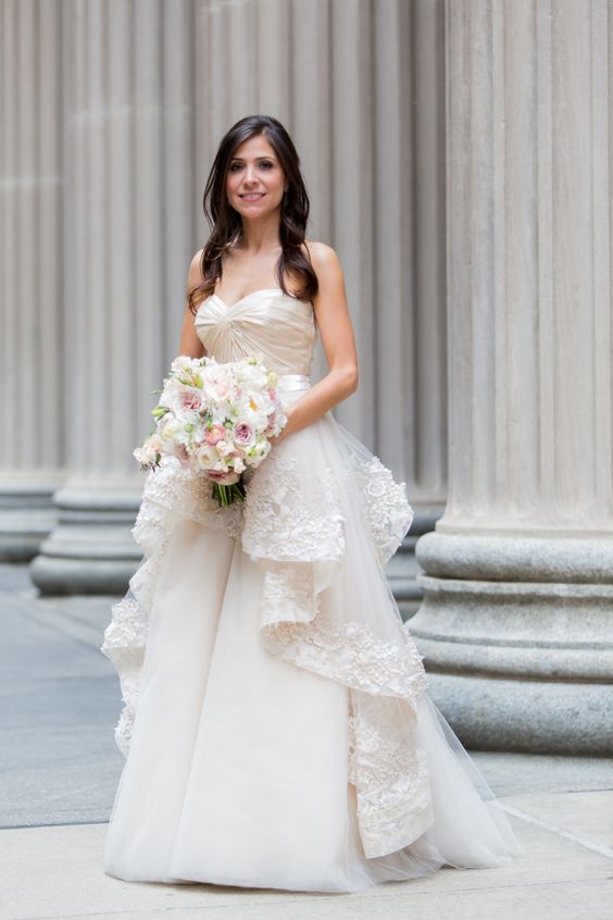 Что стиль твоего платья говорит о твоем характере и о твоей свадьбе?