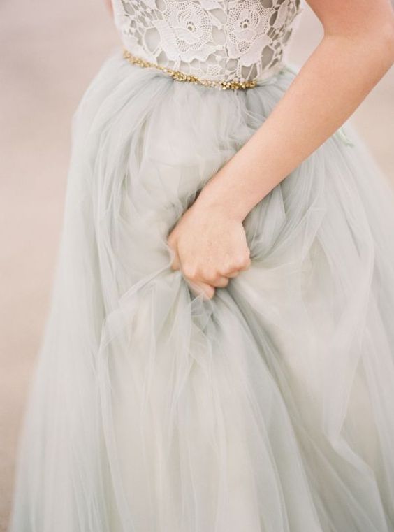 Скромные и простые свадебные платья – обзор моделей, советы по выбору