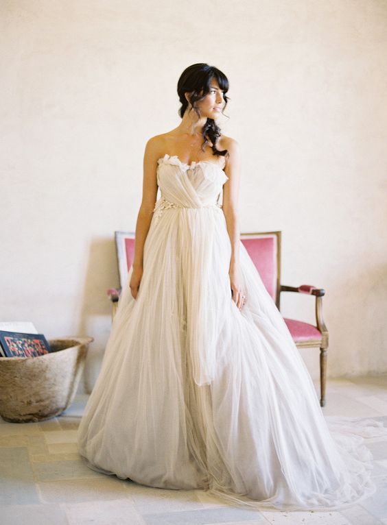Вырез свадебного платья: 7 основных типов