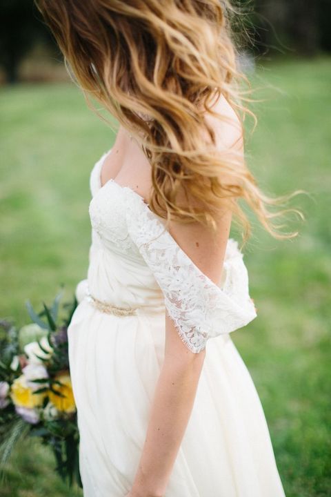 Вырез свадебного платья: 7 основных типов