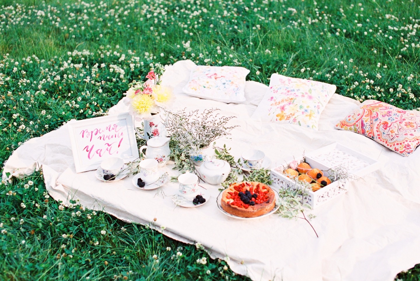 Пикник в саду: стилизованная фотосессия девичника
