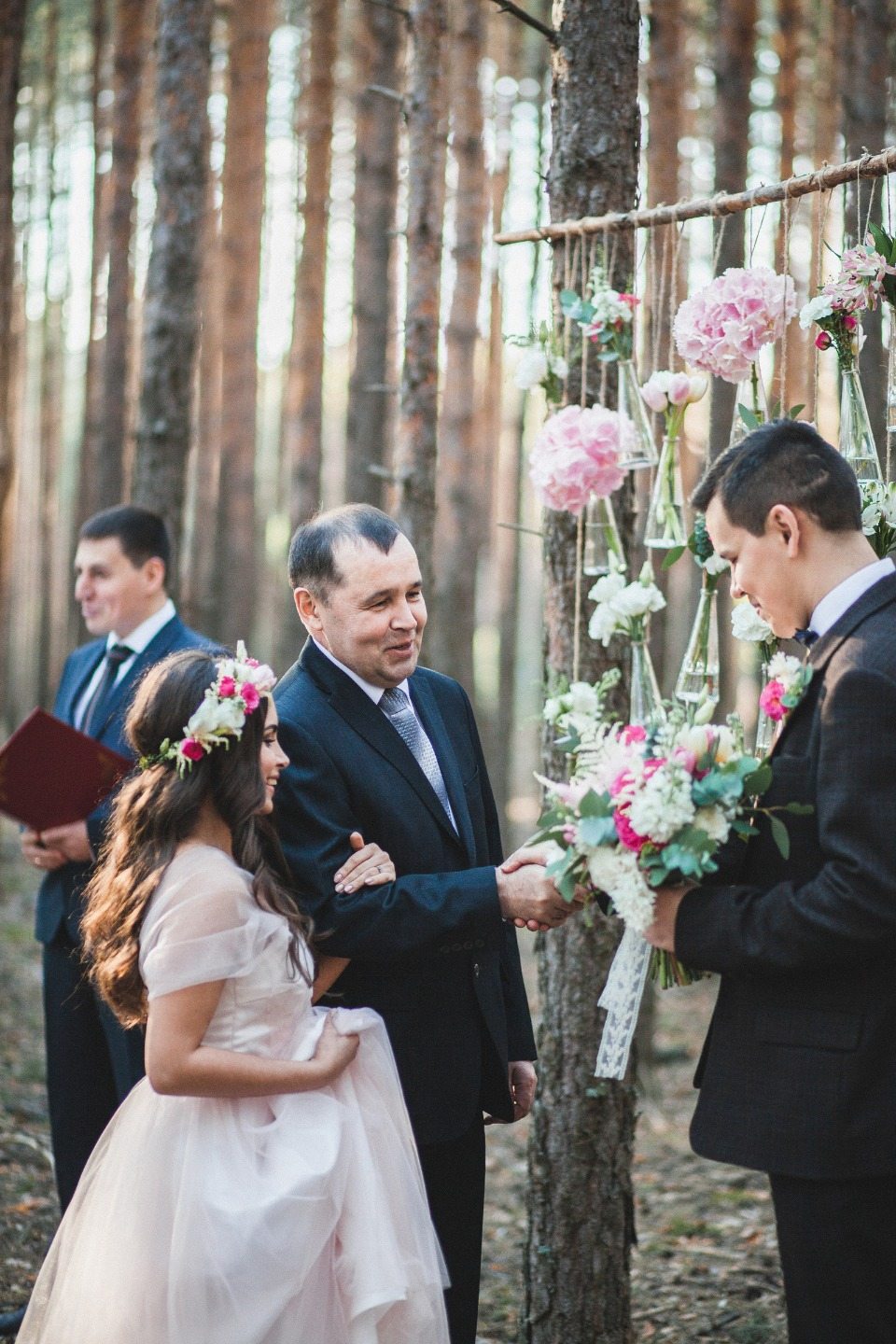 В весеннем лесу: свадьба Димы и Маши